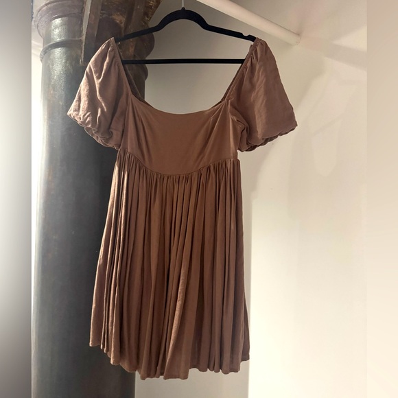 Great fabric. Underneath cotton layer for skirt makes it flare out. Worn 1X - Picture 1 of 9